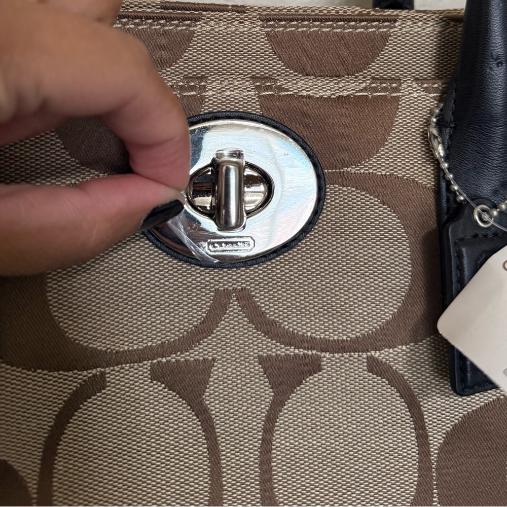 Coach 2009 Hampton Signature Madeline Shoulder Bag - Picture 5 of 13